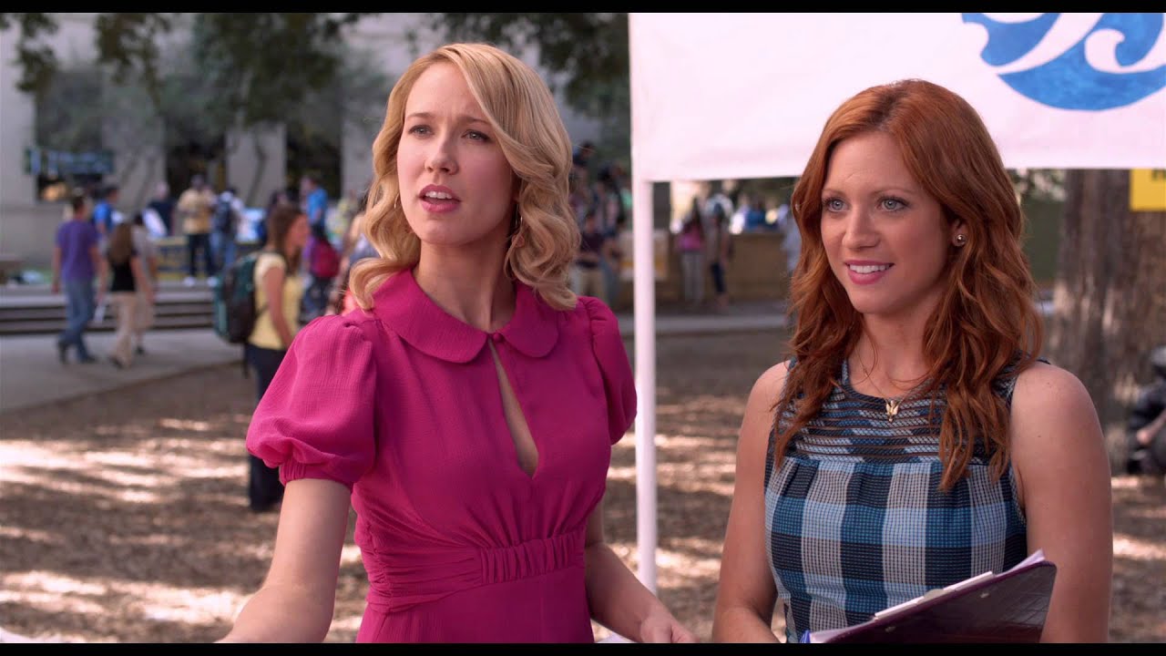 Aubrey Posen Anna Camp e Chloe Beale Brittany Snow em cena de A Escolha Perfeita Reproducao 1