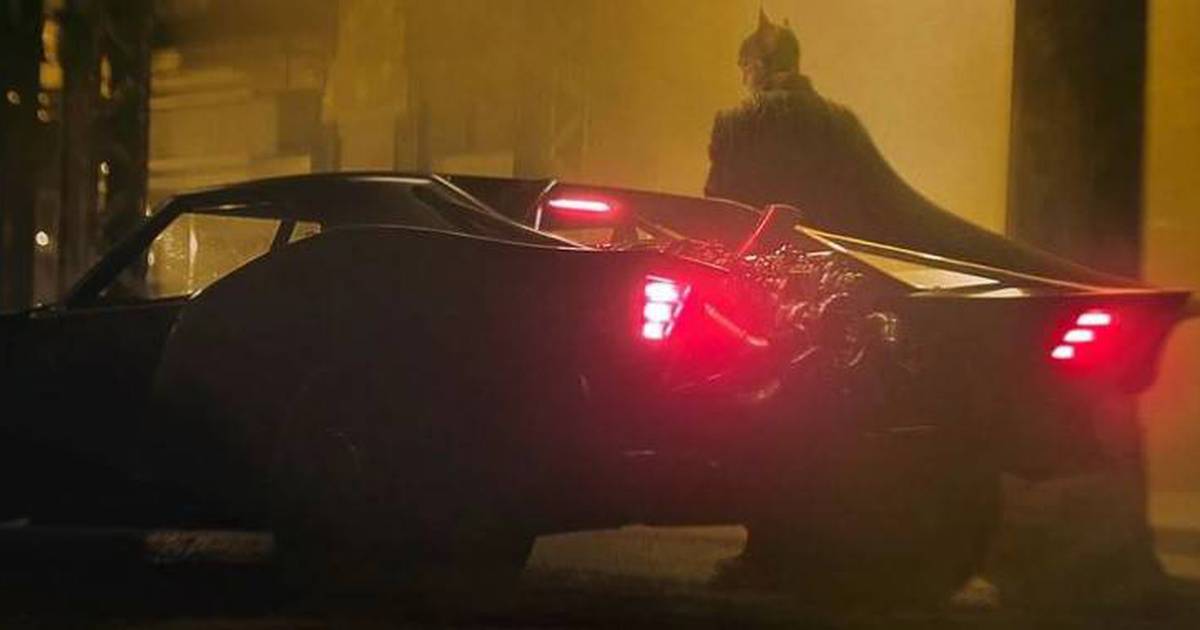 Batman (Robert Pattinson) e o Batmóvel em Batman (Reprodução)