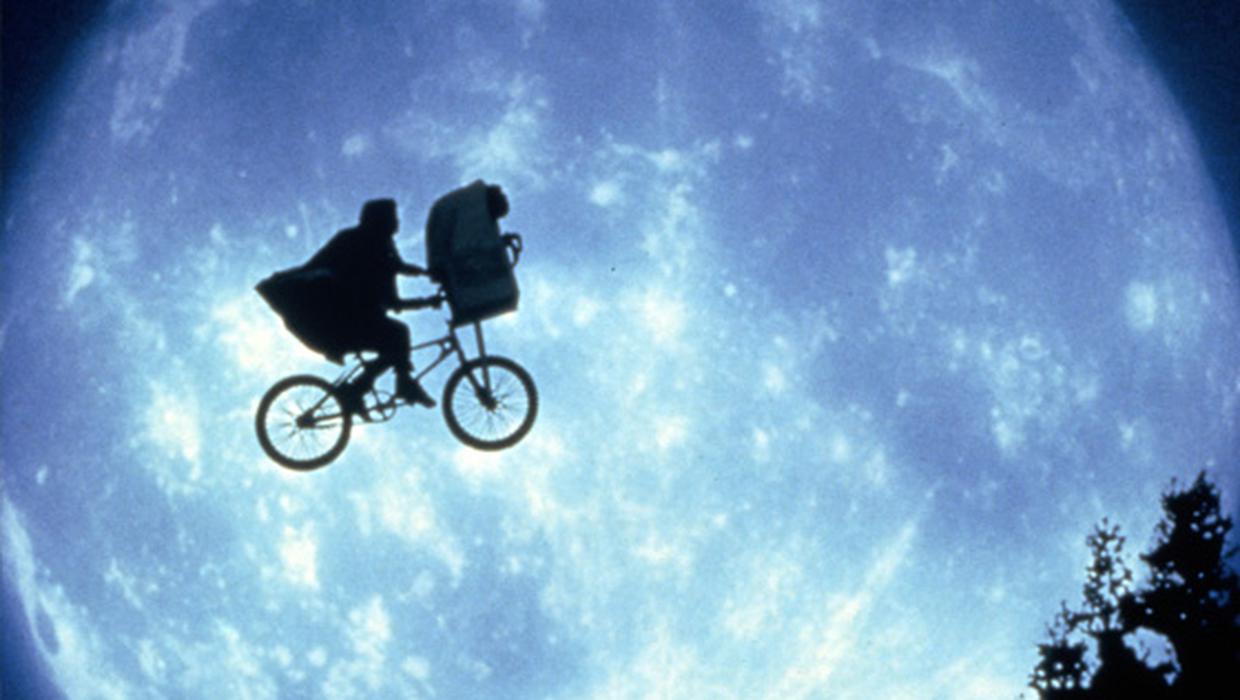 Icônica cena da bicicleta em E.T.: O Extraterrestre (Reprodução)