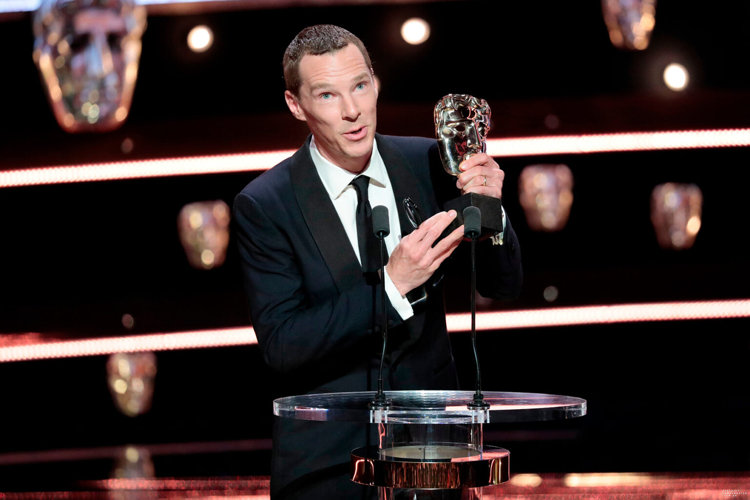 Benedict Cumberbatch rouba a cena, depois perder prêmio para Will Smith Benedict Cumberbatch na cerimônia do BAFTA
