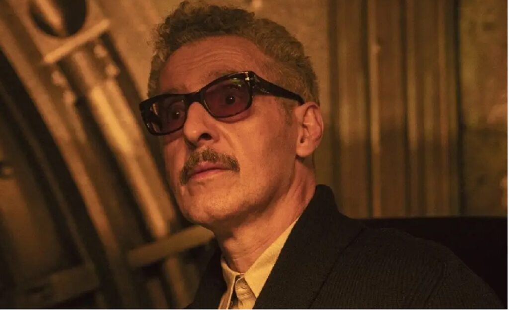 Vilão em Batman, ator contou com ajuda do filho para ficar aterrorizante nas telonas John Turturro e Carmine Falconi em Batman Reproducao 2