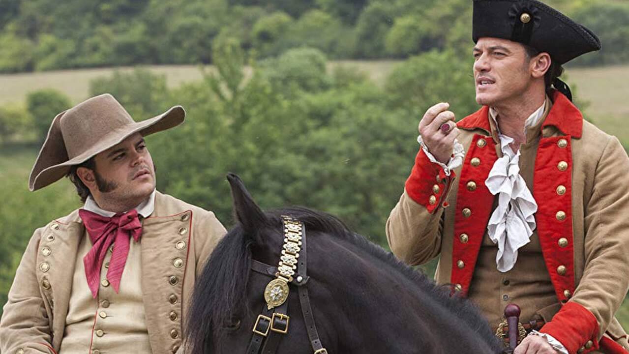 LeFou Josh Gad e Gaston Luke Evans em cena de A Bela e a Fera Reproducao