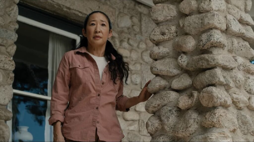 Cinzas com restos mortais aterroriza Sandra Oh em trailer de Umma Sandra Oh em Umma