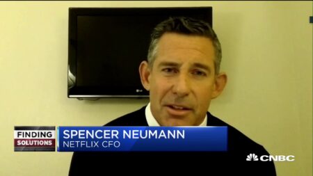 Executivo da Netflix não descarta versão com propagandas: “Nunca diga nunca” Spencer Neumann, diretor financeiro da Netflix