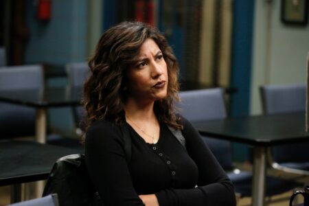 Stephanie Beatriz em Brooklyn Nine-Nine (Reprodução)