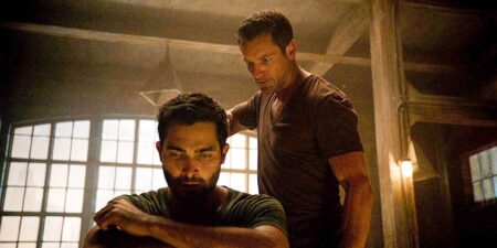 Tyler Hoechlin é Derek Hale e Ian Bohen é Peter Hale em Teen Wolf (Reprodução)