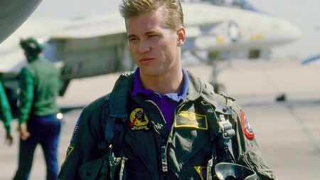 Tom Cruise revela que Top Gun 2 só aconteceu por causa de Val Kilmer; entenda Val Kilmer como Tom "Iceman" Kazanski em Top Gun: Ases Indomáveis (Reprodução / Paramount)