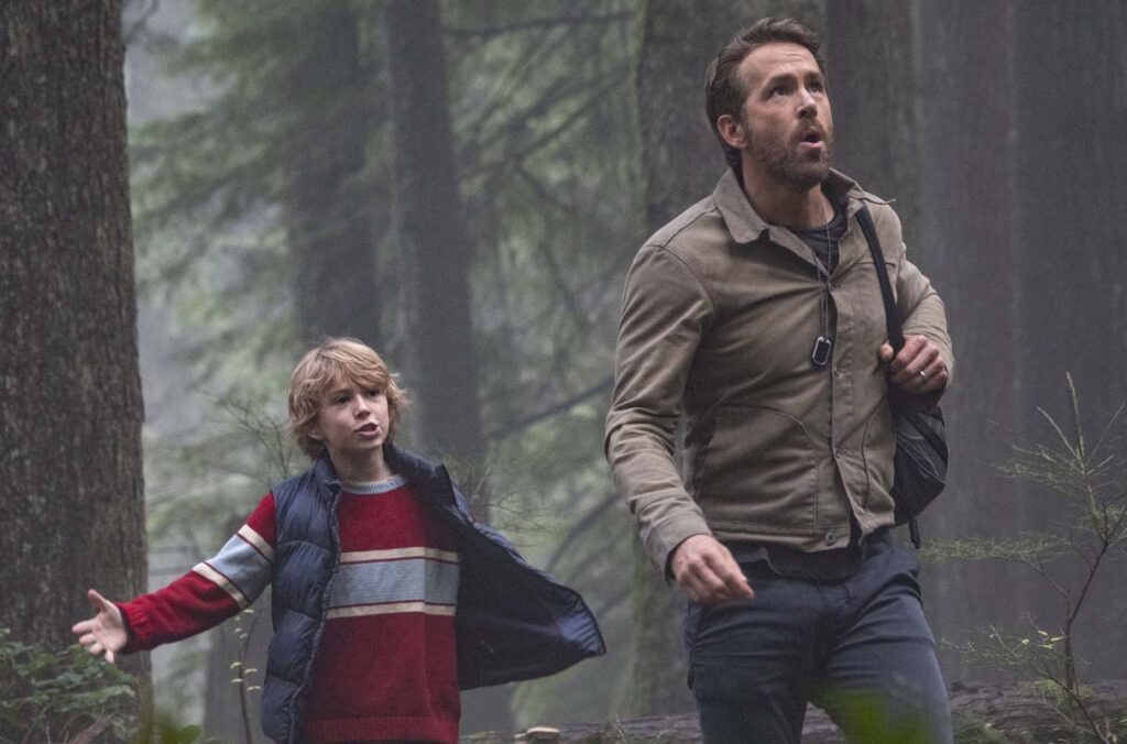 Ryan Reynolds se deslumbra com escalação de Walker Scobell para série do Percy Jackson Walker Scobell e Ryan Reynods em cena de O Projeto Adam Reproducao
