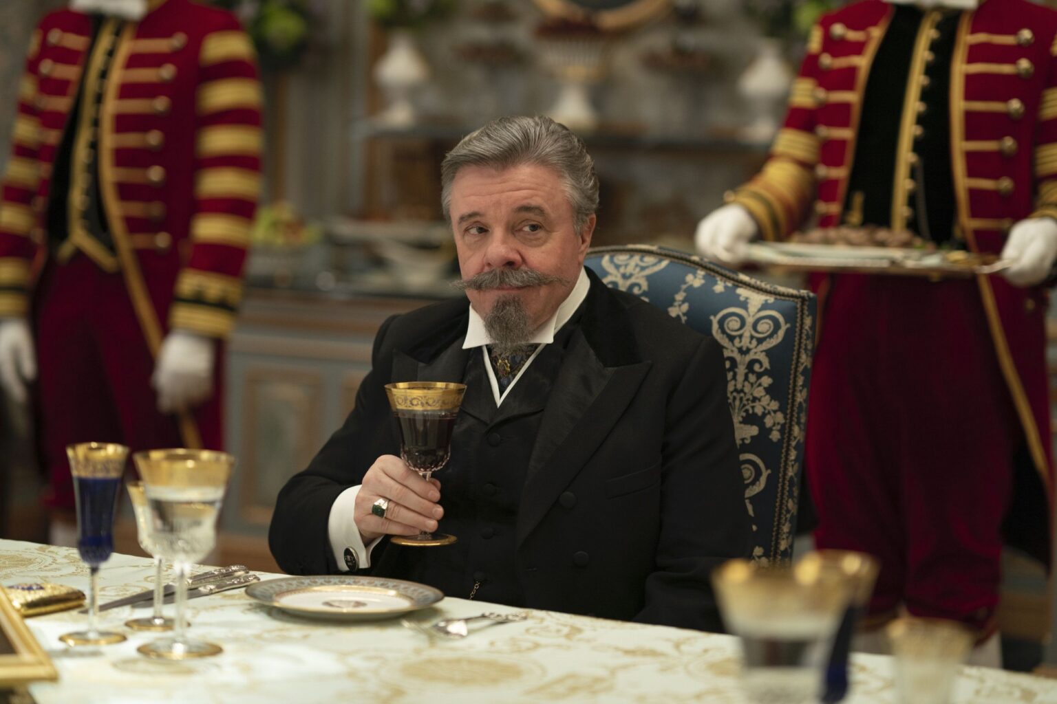 A Idade Dourada: Criador explica decisão de McAllister em aceitar novos ricos Ward McAllister Nathan Lane em cena de A Idade Dourada Divulgacao scaled 1