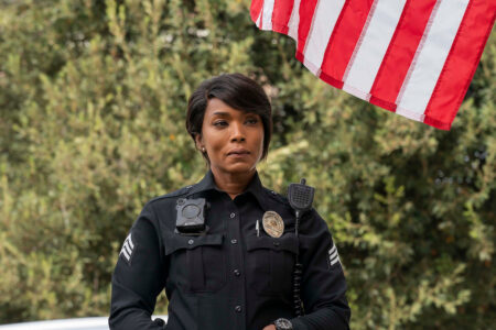 9-1-1: Lone Star confirma a participação de Angela Bassett em crossover Angela como a Sargento Athena