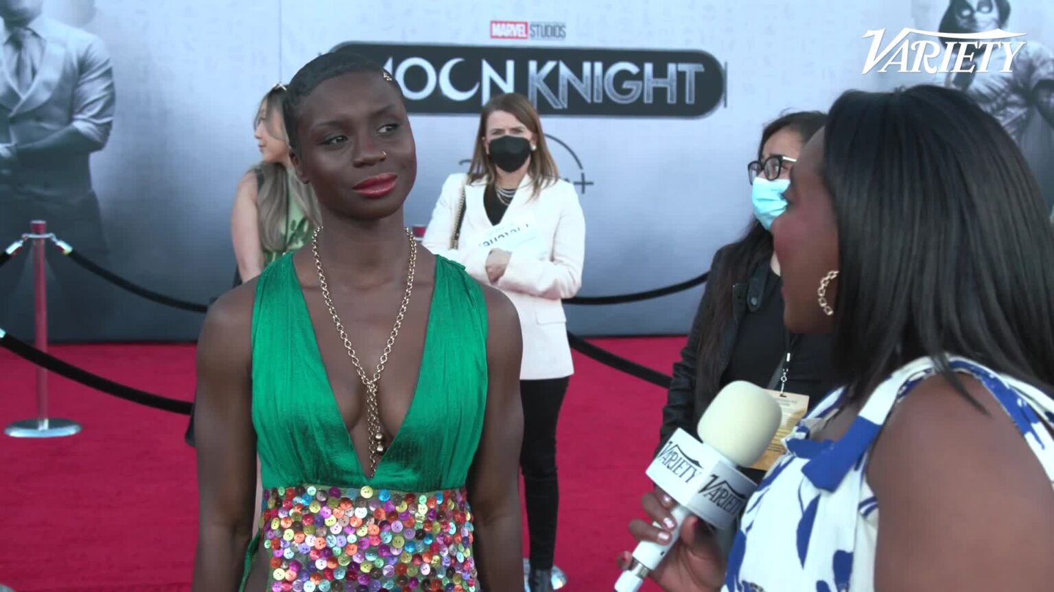 Ann Akinjirin em tapete vermelho de Cavaleiro da Lua (Reprodução)
