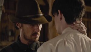 Phil (Benedict Cumberbatch) e Peter (Kodi Smit-McPhee) em Ataque dos Cães