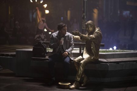 Oscar Isaac como Marc Spector/Steven Grant e Shaun Scott como Crawley em Cavaleiro da Lua
