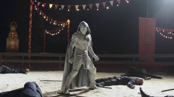 Oscar Isaac como Steven Grant/Marc Spector em Cavaleiro da Lua