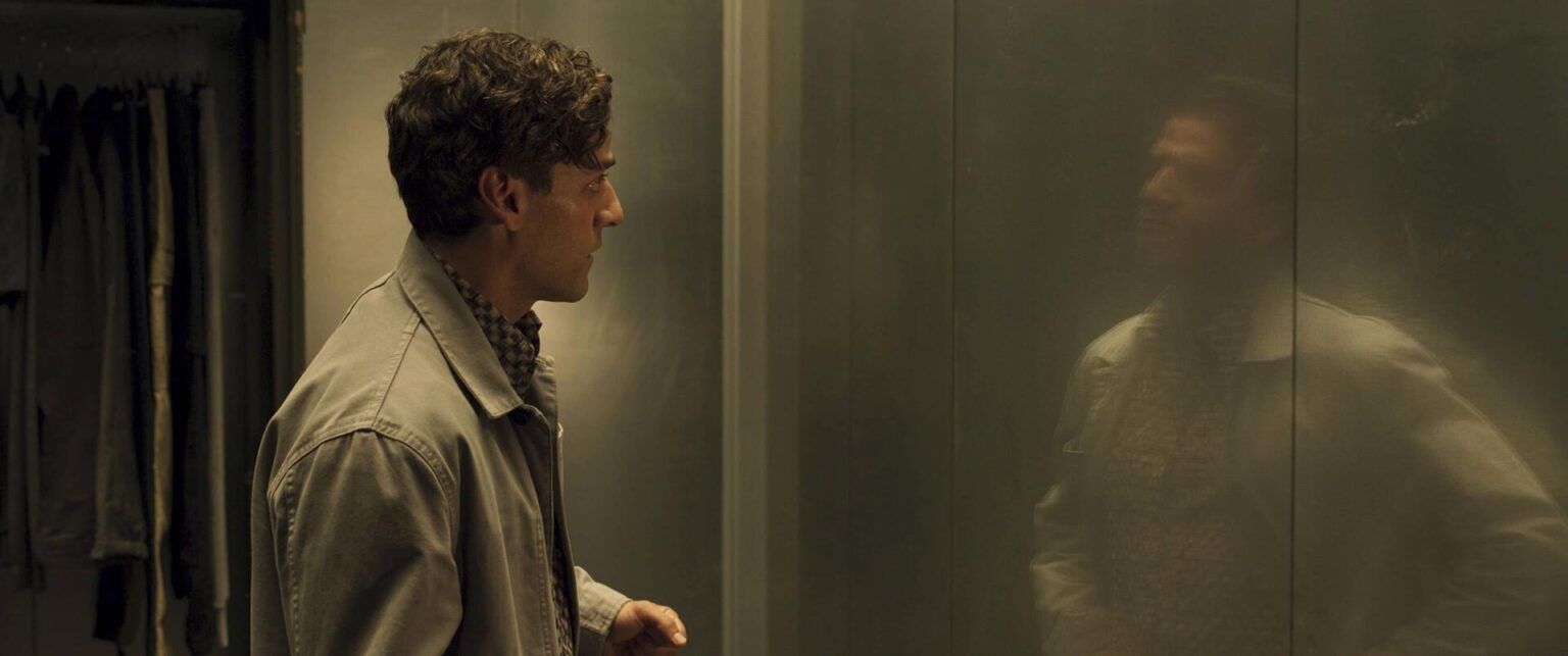 Oscar Isaac como Steven Grant/Marc Spector em Cavaleiro da Lua