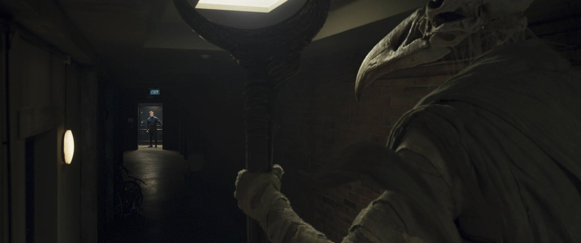 Oscar Isaac como Steven Grant e Khonshu (na voz de F. Murray Abraham) em Cavaleiro da Lua