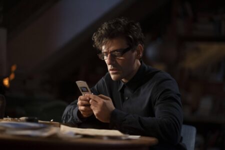 Se não fosse por Oscar Isaac, série Cavaleiro da Lua não aconteceria, diz produtor Oscar Isaac como Marc Spector/Steven Grant em Cavaleiro da Lua
