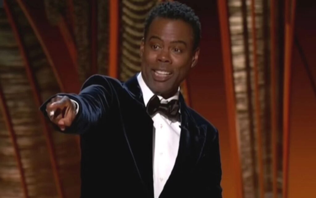 Chris Rock quebra o silêncio e faz piada com tapa de Will Smith Chris Rock
