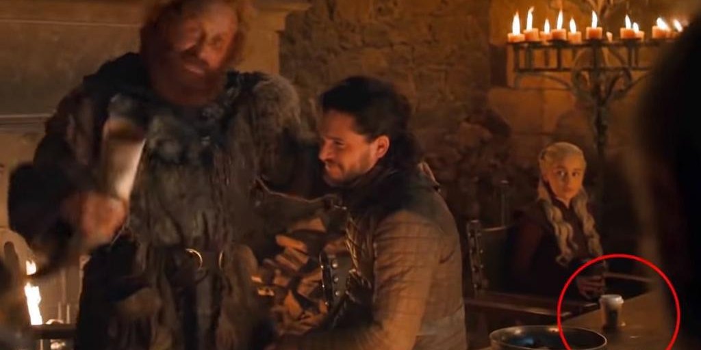 Erro em The Walking Dead: Celular aparece em cena, e ator admite gafe 2 Copo da Starbucks aparece em cena de Game of Thrones