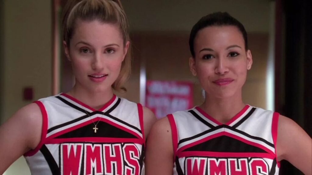 Atriz de Glee relembra bastidores com colega morta: “Tinha uma força” Dianna Agron é Quinn Fabray e Naya Rivera é Santana Lopez em Glee (Reprodução)