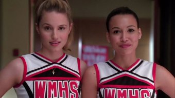 Dianna Agron é Quinn Fabray e Naya Rivera é Santana Lopez em Glee (Reprodução)