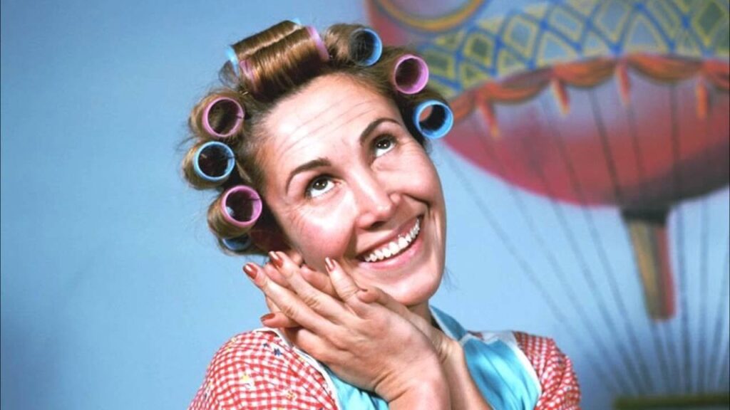 Chaves: Dona Florinda pede que o seriado volte para TV e vai para Justiça Florinda Meza como Dona Florinda