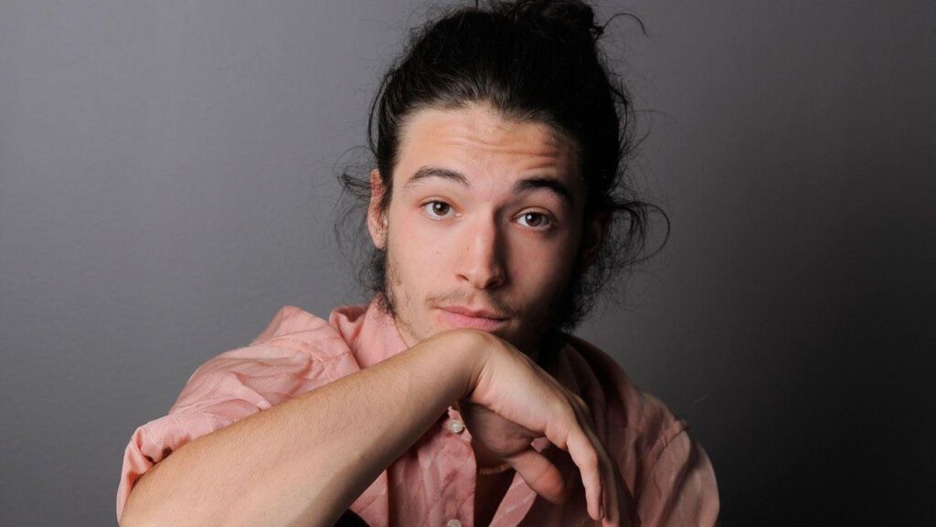 Ezra Miller rouba música de rapper e pode ser processado; entenda Ezra Miller