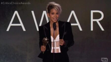 Halle Berry fazendo discurso no Critics Choice 2022