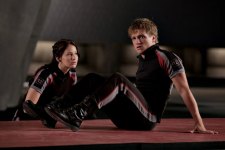 Jennifer Lawrence e Josh Hutcherson são Katniss e Peeta em Jogos Vorazes (Reprodução)