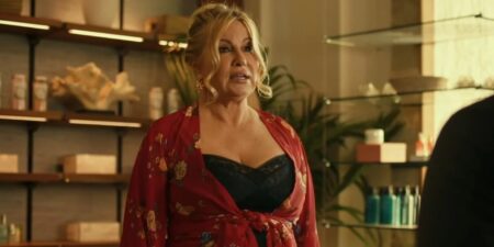 Quanto custa se hospedar em mansão de The White Lotus? Jennifer Coolidge em The White Lotus (Reprodução)