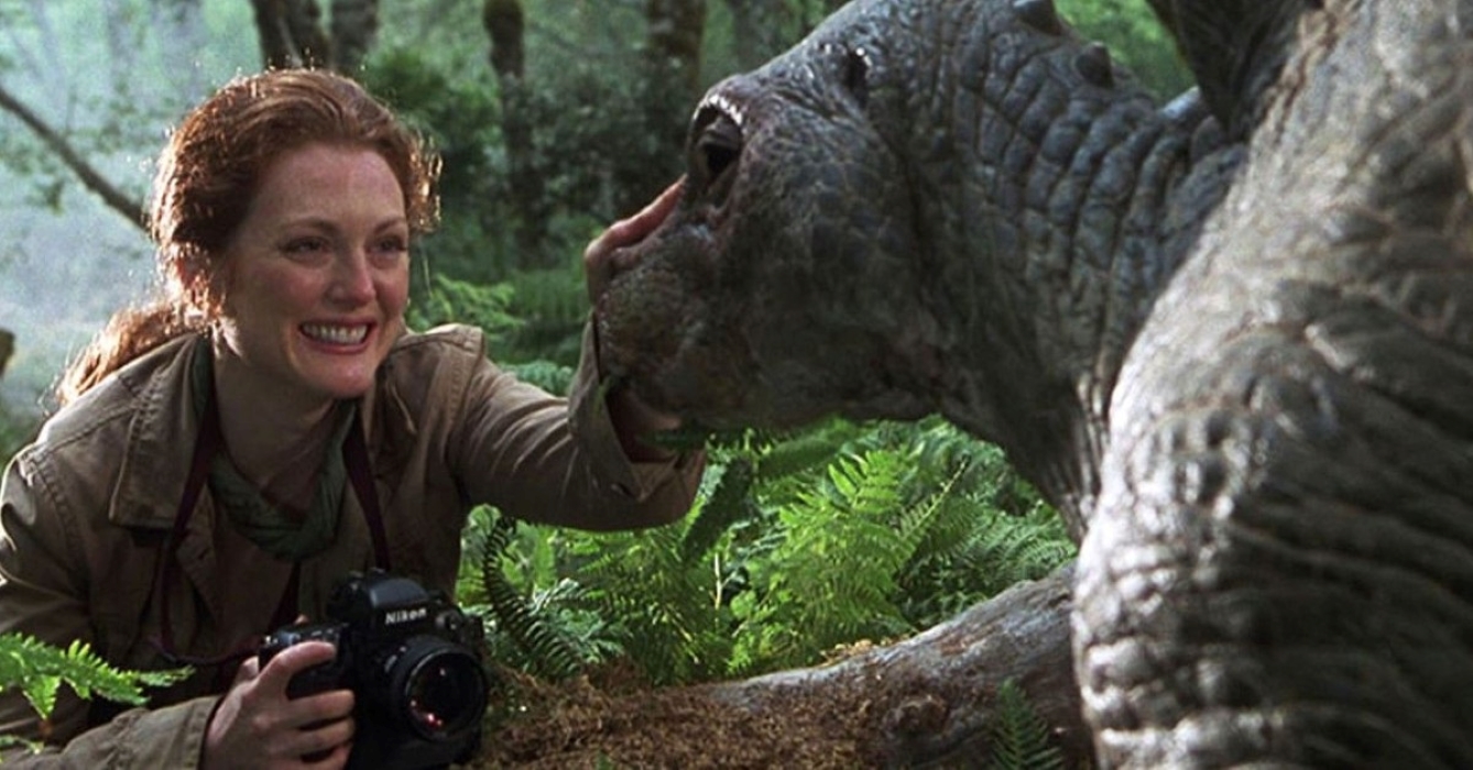 Julianne Moore e bebê Stegosaurus em O Mundo Perdido: Jurassic Park (Reprodução)