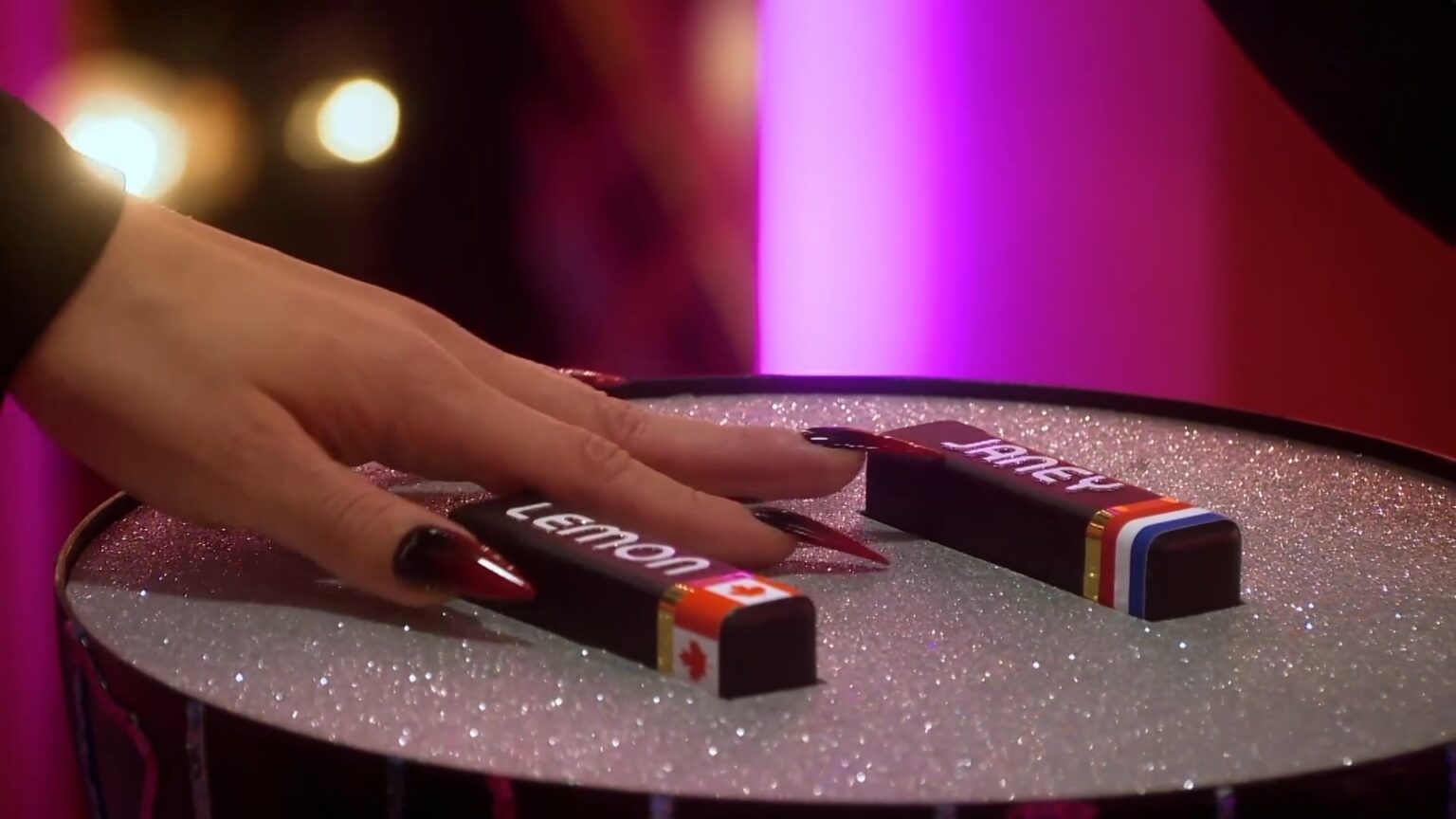 Drag Race UK vs The World | Eliminada revela sua opinião sobre as regras de All Stars Queens no top 2 precisam escolher quem mandam embora se vencerem em Drag Race UK vs The World (Reprodução)