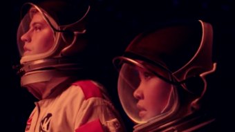 Cole Sprouse e Lana Condor em Moonshot (Reprodução)