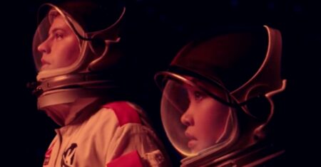 Cole Sprouse e Lana Condor vão para Marte no primeiro trailer de Moonshot Cole Sprouse e Lana Condor em Moonshot (Reprodução)