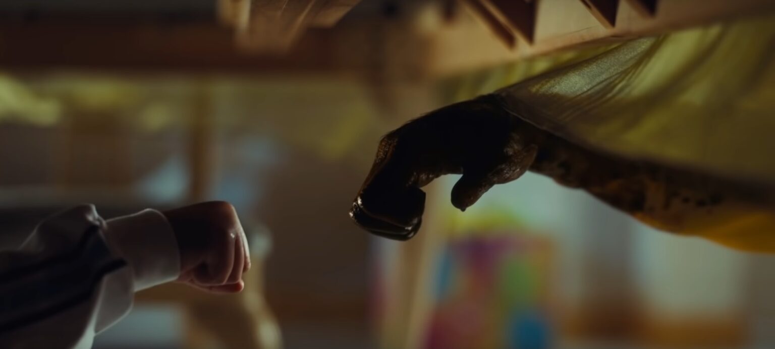 Cena de trailer de NÃO! NÃO OLHE! mostra mão não humana (Reprodução)