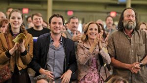 Gertie (Amy Forsyth), Leo (Daniel Durant), Jackie (Marlee Matlin) e Frank (Troy Kotsur) em No Ritmo do Coração
