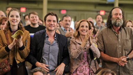 Gertie (Amy Forsyth), Leo (Daniel Durant), Jackie (Marlee Matlin) e Frank (Troy Kotsur) em No Ritmo do Coração