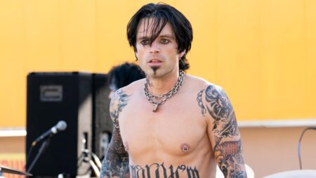 Sebastian Stan como Tommy Lee em Pam & Tommy (Reprodução / Hulu)