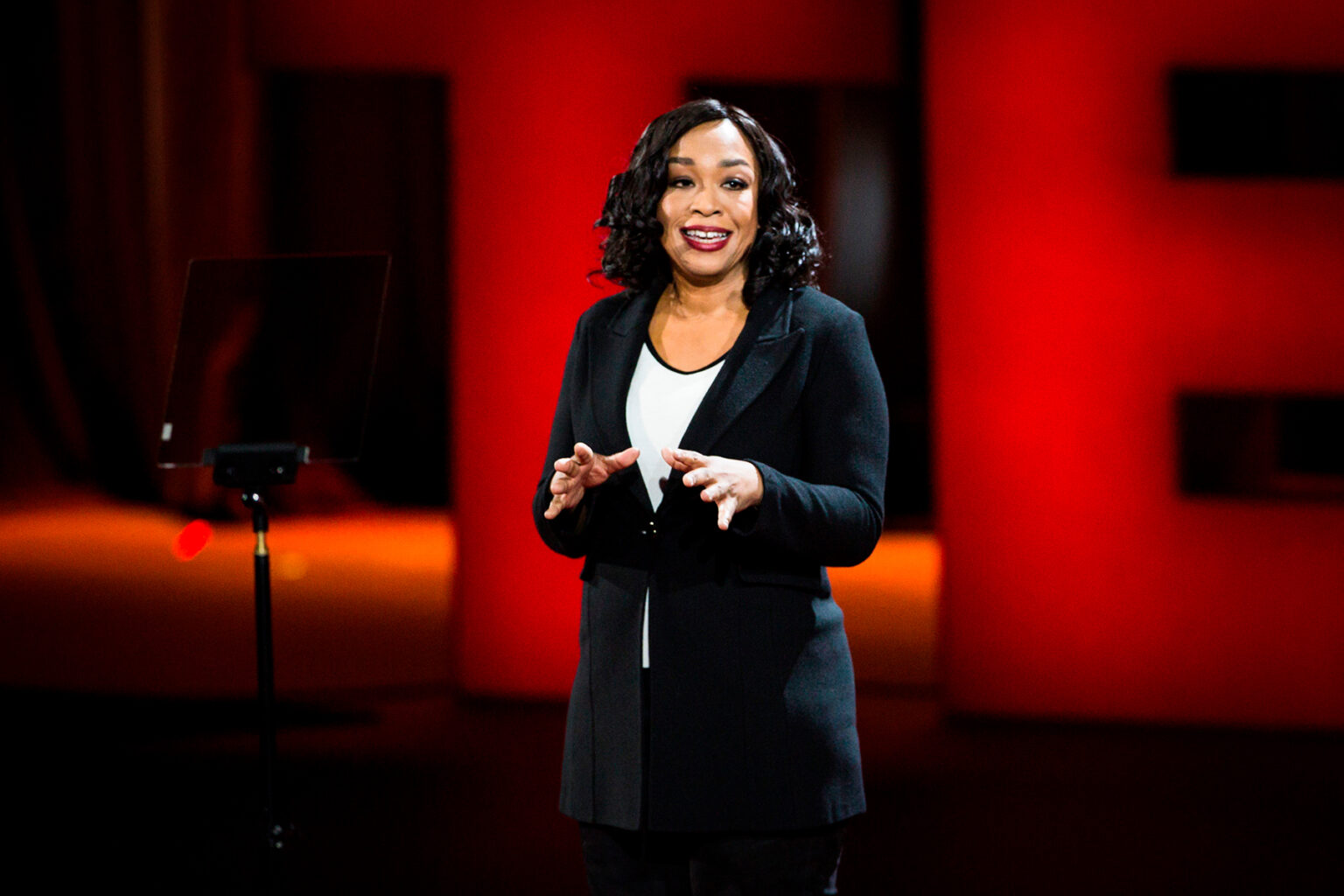Shonda Rhimes em evento da Netflix