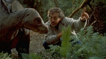 Steven Spielberg e bebê Stegosaurus em O Mundo Perdido: Jurassic Park (Reprodução)