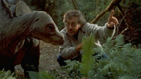 Jurassic World: Recomeço é uma carta de amor para Steven Spielberg Steven Spielberg e bebê Stegosaurus em O Mundo Perdido: Jurassic Park (Reprodução)