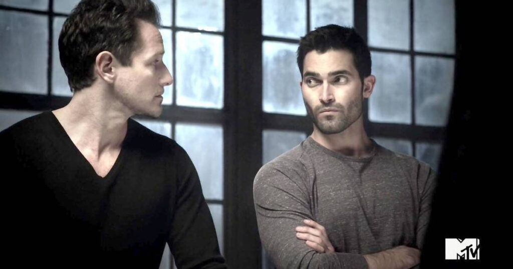Ator acredita que Tyler Hoechlin ainda vai assinar contrato para aparecer em filme de Teen Wolf Tyler Hoechlin é Derek Hale e Ian Bohen é Peter Hale em Teen Wolf (Reprodução)