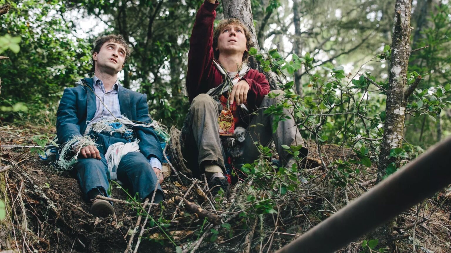 Daniel Radcliffe e Paul Dano em cena de Um Cadáver Para Sobreviver (Reprodução)