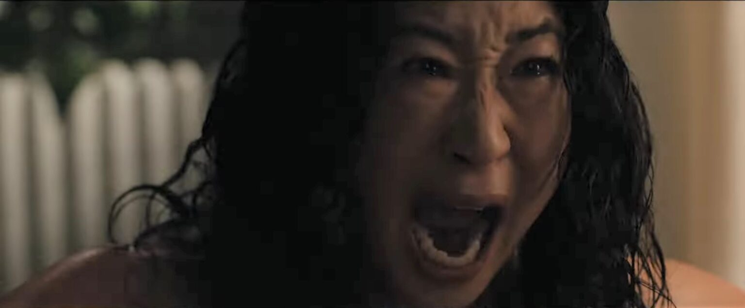 Diretora de Umma conta detalhes sobre produção do filme Sandra Oh enfrenta o espírito raivoso de sua mãe em Umma (Reprodução)
