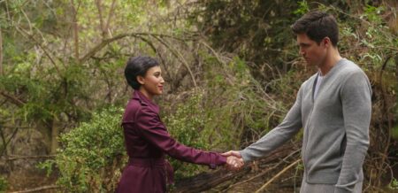 Andy Allo é Nora e Robbie Amell e Nathan em Upload (Reprodução)