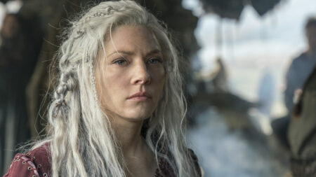 Atriz de Vikings cria fundação para abrigar refugiados ucranianos Lagertha (Katheryn Winnick) em Vikings