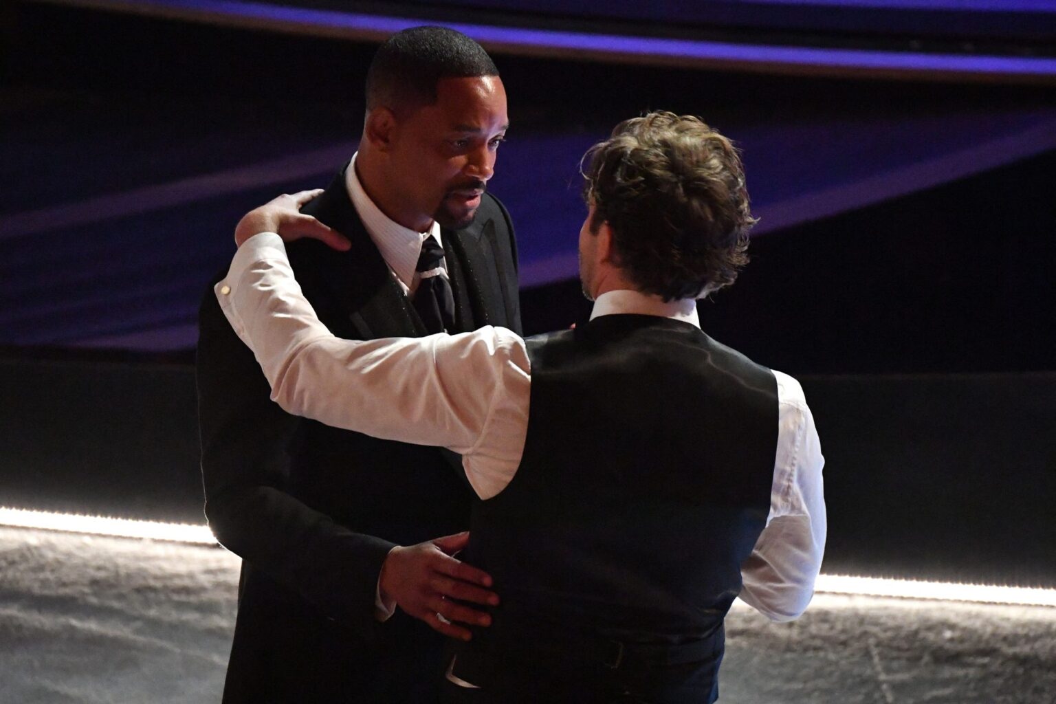 Will Smith é consolado por Denzel Washington e Bradley Cooper após agressão e chororô Will Smith é consolado por Bradley Cooper após ataque de fúria