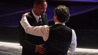 Will Smith é consolado por Bradley Cooper após ataque de fúria