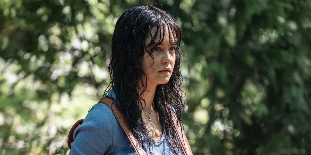 Meninas viraram canibais em Yellowjackets? Criadores da série respondem Lottie (Courtney Eaton) em Yellowjackets (Reprodução)