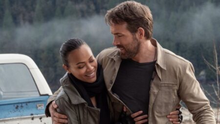 Zoë Saldaña e Ryan Reynolds em O Projeto Adam (Reprodução / Netflix)